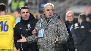 Fază controversată în FCSB - Rapid. Giuleştenii au cerut penalty, Şumudică a luat galben pentru că a cerut intervenția VAR