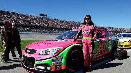 Drama celebrei Danica Patrick, după ce și-a mărit sânii! A fost obligată să se opereze pentru a scoate implanturile, după ce i-au apărut simptome terifiante: hipotiroidism, căderea părului, toxicitate de la metale grele și probleme intestinale! GALERIE FOTO