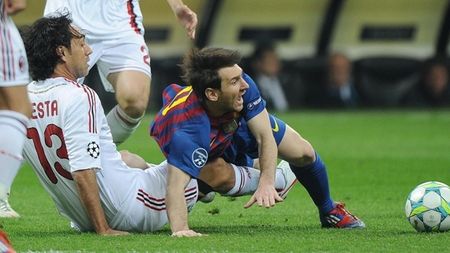 FOTO & VIDEO Coregrafia galeriei Milanului i-a impresionat pe catalani!** "Mâncați-i!", mesajul care a cutremurat San Siro