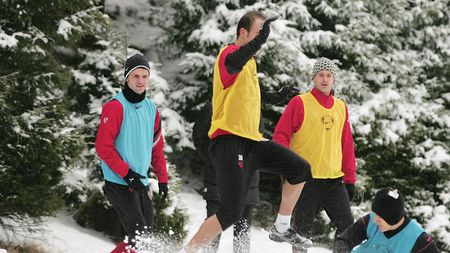 Țălnar le-a făcut ieri elevilor săi un cadou nesperat în această perioadă:** mingea! VEZI IMAGINI!