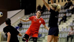 Dinamo București a transferat trei jucătoare din prima ligă, având ca obiectiv promovarea cu sau fără turneu de baraj