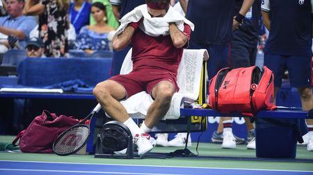 "Am simțit că nu am aer. Am atins punctul în care mă bucuram pur și simplu că meciul s-a terminat". Roger Federer a explicat eliminarea-surpriză în optimile de la US Open și arată cu degetul către organizatori. Cifrele prăbușirii