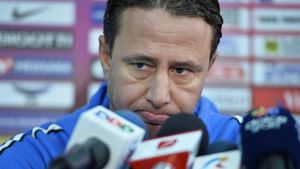 Reghecampf, prezentat oficial la Steaua: "Trebuie să câștigăm campionatul, jucătorii știu ce au de făcut: să joace fotbal! De restul, ne ocupăm noi!" Ce a spus despre Mirel Rădoi