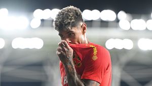 Moment incredibil cu Florinel Coman în timpul derby-ului FCSB - Dinamo! Ce a putut să facă după ce un fan al "câinilor" a aruncat în el cu un smartphone: imaginile vor face înconjurul lumii! | FOTO