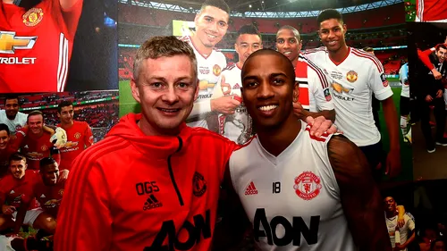 OFICIAL: Solskjaer l-a convins și pe el! Ashley Young și-a prelungit contractul cu Manchester United