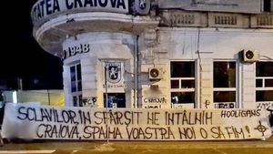 Sediul FC U Craiova, vandalizat de ultrașii din galeria echipei Petrolul Ploiești! Mesajul afișat de către „lupii galbeni” | FOTO