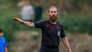 Transformarea șocantă a lui Alexandru Tudor. Cum arată acum, la 52 de ani: și-a cusut o cruce peste sponsorul tehnic de la echipament și a arbitrat din nou