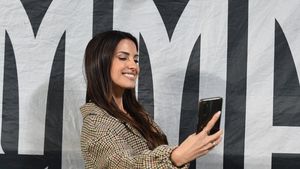 Au pus aspersoarele pe cea mai frumoasă prezentatoare TV în timp ce se pregătea să intre în direct