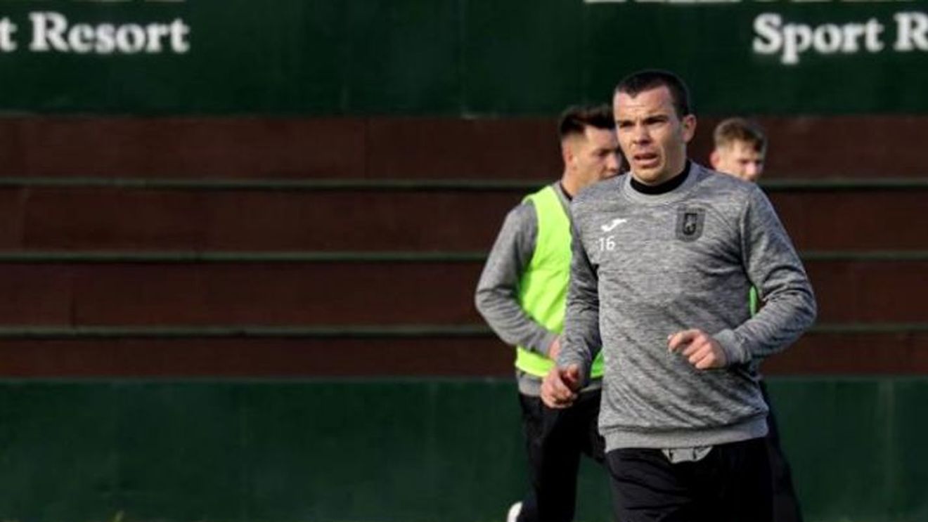 Dan Nistor, idol din Bănie. Fanii s-au înghesuit să prindă un autograf cu noua achiziție a oltenilor. „Sunt un fotbalist destul de bun” |VIDEO&FOTO