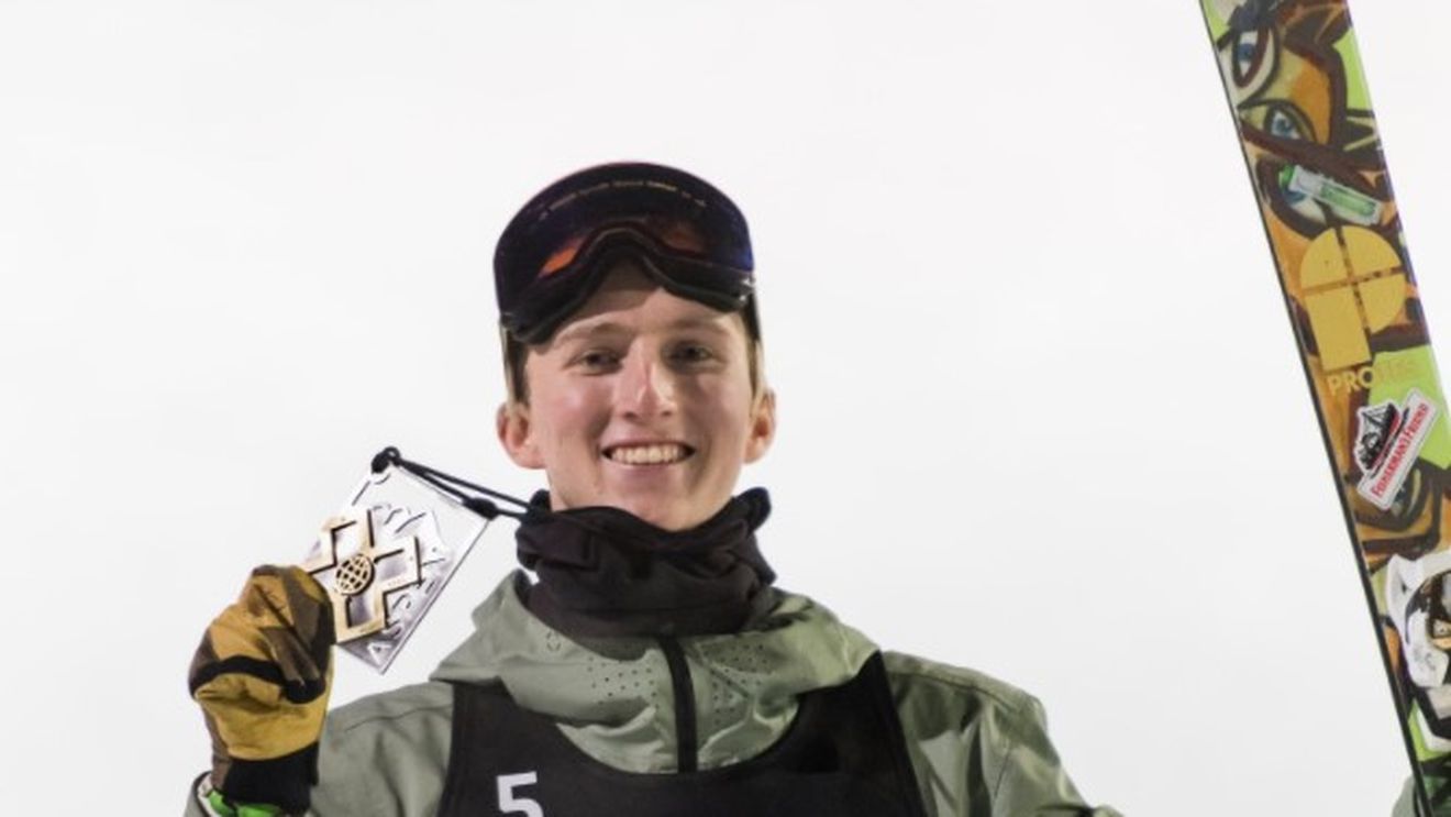 Video viral! Cursă spectaculoasă pe uscat a unui mare schior! Probă demnă de Jocul Calamarului a elvețianului Andri Ragettli