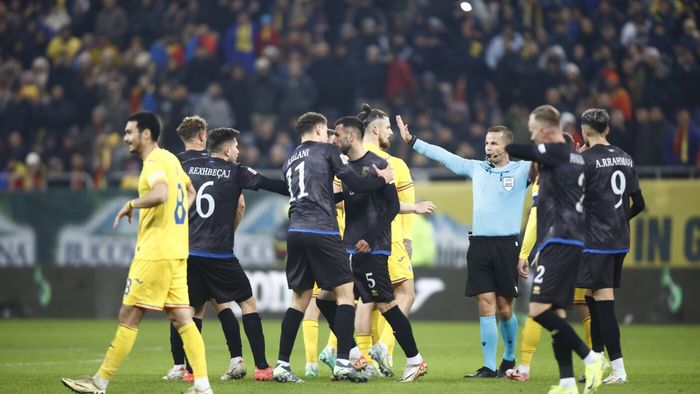 Penibil! Jenant! Fotbaliştii din Kosovo au ieşit de pe teren la ultima fază a meciului cu România: au făcut gesturi obscene şi provocatoare către fanii tricolorilor