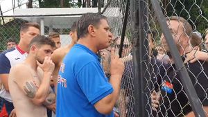 VIDEO | Nervii au cedat la finalul partidei care a lăsat Steaua tot în Liga 4! Fanii i-au cerut socoteală lui Marius Lăcătuș. "Fiara" a ripostat: "Bă, vezi că eu sunt băiat respectuos și ascult. Dar asta nu înseamnă că sunt tolomac și tac din gură"
