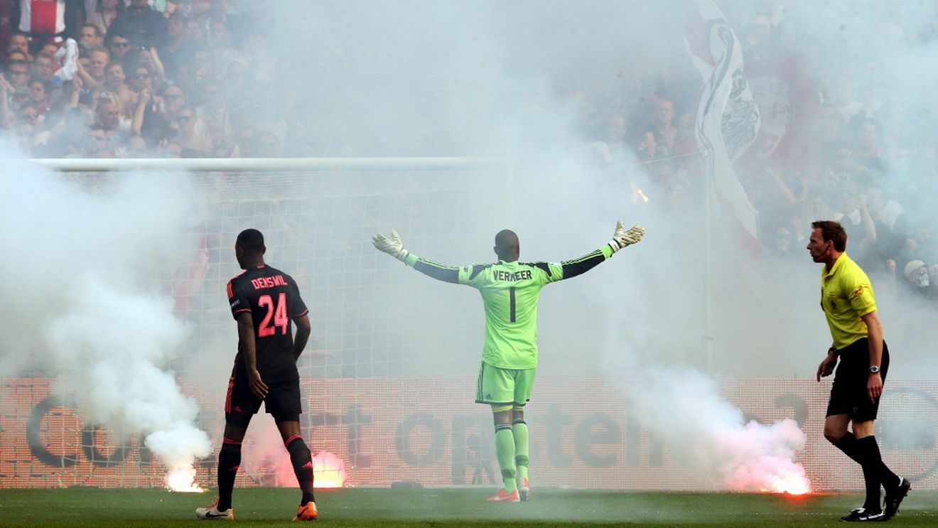 Atenție, imagini șocante! FOTO | Gest oribil al fanilor lui Ajax. Fostul portar al echipei a fost "spânzurat" în tribune