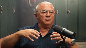 Dezvăluiri incendiare! Preşedintele lui Dinamo, ascultat de propriul fiu: „I-am pus microfon în vaza de argint ca să pot face golănii”