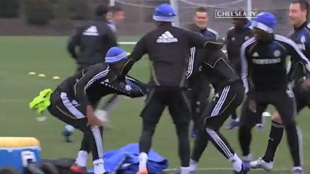VIDEO Jucătorii lui Chelsea au transformat antrenamentul într-un CIRC: ** Torres îl pune la pământ pe John Terry! Meireles a rezistat atacului