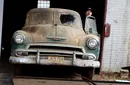 Au găsit o mașină fabricată în 1952, care de 48 de ani a stat părăsită într-un hambar! Ce decizie au luat după ce au spălat-o pentru prima dată de când fusese abandonată