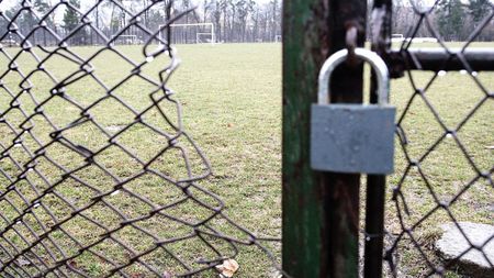 „Deschideți poarta!"