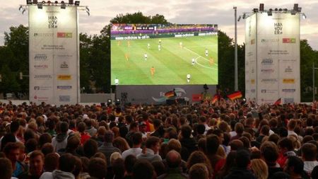 Vrei să urmărești Franța - România în aer liber? Decizia ciudată a unei primării de sector face ca doar prima repriză să fie transmisă pe ecranele gigant
