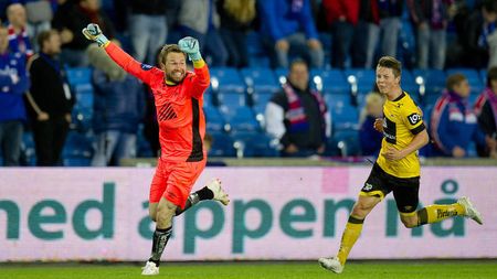 Cel mai trăsnit gol din weekend: faza repetată la antrenamente care a fost executată prost, dar a ieșit incredibil de bine. Reacția portarului care a înscris de la centru: "Îmi cer scuze pentru că m-am bucurat prea mult" | VIDEO