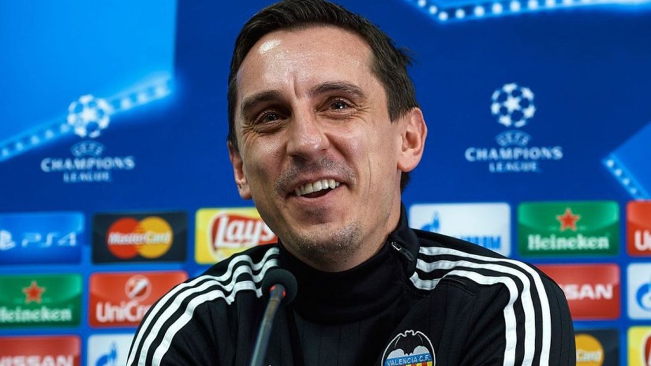 VIDEO | Șampania buclucașă. Gary Neville le-a urat  "Crăciun fericit" fanilor Valenciei oferind un moment amuzant