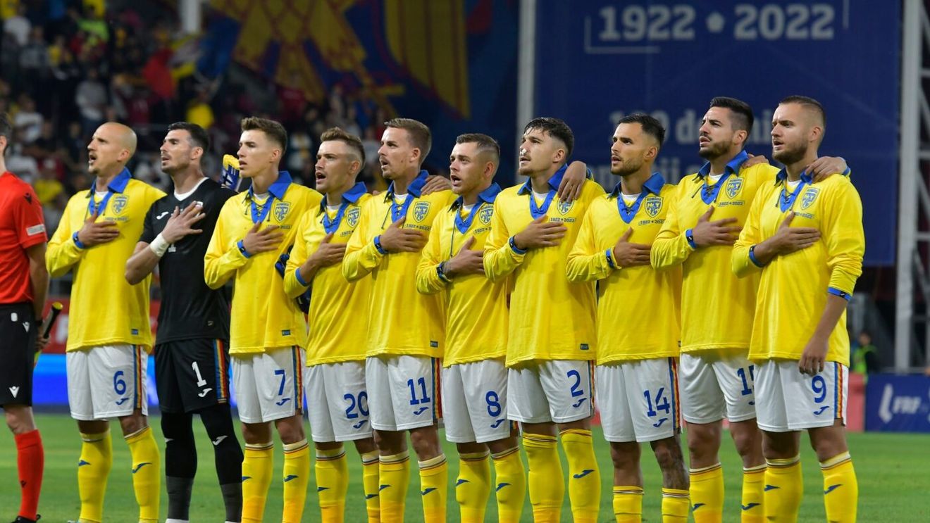 Imaginea care se vede o dată la 100.000 de meciuri: de ce România a avut doar 10 fotbaliști la poza de grup și la intonarea imnului! Ce jucător a lipsit și care a fost motivul