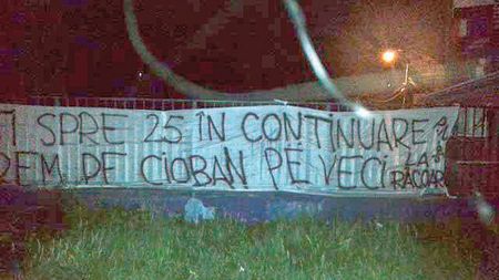 Peluza Sud s-a bucurat de arestarea lui Becali: "Trei ani de libertate!"