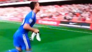 VIDEO** Gest de toată frumusețea făcut de Terry! Fundașul lui Chelsea s-a descălțat la finalul partidei cu Arsenal! Ce a urmat nimeni n-a anticipat