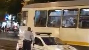 O mașină de la Rutieră a blocat linia tramvaiului 32. VIDEO