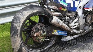 VIDEO | Pilotul MotoGP care a căzut la 290 km/h a fost supus unei forțe de 29,9 g. Airbagul combinezonului l-a salvat de la tragedie
