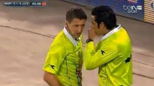 Nu și tu, Cavani!** Vedeta lui Napoli l-a făcut groggy pe Chiellini după o lovitură cruntă. VIDEO Arbitrul a văzut, decizia este însă scandaloasă. Ce a dictat