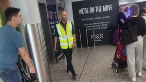 Reconversie profesională pentru bărbatul cu salariu de sute de mii de euro. A ajuns să muncească la aeroport: „Hrană şi ceva deasupra capului”