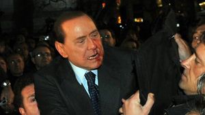 VIDEO ȘOCANT **Berlusconi, plin de sânge după ce a fost atacat