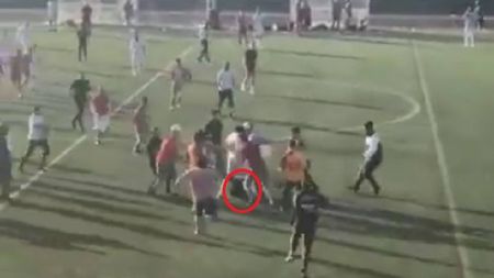 Scene terifiante în Anglia: "Este cel mai violent atac petrecut pe pământ britanic" . VIDEO | Un arbitru a fost bătut și călcat în picioare de zeci de jucători la un meci între două echipe de turci