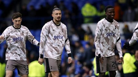 E milionar şi e coleg cu Radu Drăguşin, dar nu a uitat de unde a plecat. A dat bani pentru ca oraşul natal să bage electricitate!