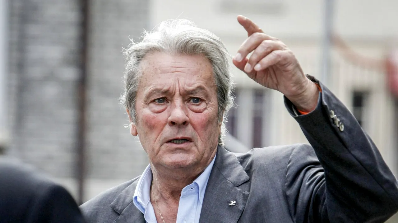 A murit actorul Alain Delon, la 88 de ani. A fost pasionat de Formula 1 și de box: a plătit o sumă colosală, din banii lui, pentru ca un meci anume să se poată disputa în ring!