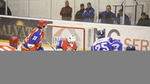 Dunărea Galați a câștigat al doilea titlu de campioană consecutiv, după un meci dramatic. Triumful a fost sărbătorit cu fanii alături, pe gheață