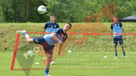 FOTO** Reghe le-a dat "liber" după egalul de ieri! Steliștii "au încins" un tenis cu piciorul! Programul avut de jucătorii reveniți de la echipa națională