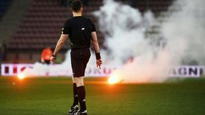 Foc de voie la ultimul meci jucat acasă de Wisla Cracovia. VIDEO: Fanii au aruncat torțe pe teren din afara stadionului