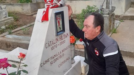 Gest emoționant făcut de doi suporteri dinamoviști! În lacrimi, fanii au mers după retrogradare la mormântul lui Cătălin Hîldan: „Am venit să-mi cer scuze!” | FOTO