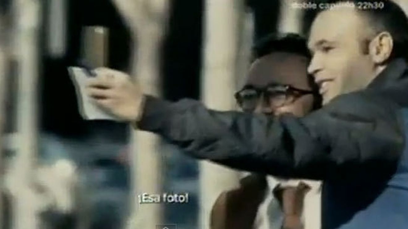 VIDEO SUPER TARE** Casillas și Iniesta au ieșit pe stradă să le ceară autografe trecătorilor! Fanii s-au frecat la ochi! Trebuie să le vezi fețele :)