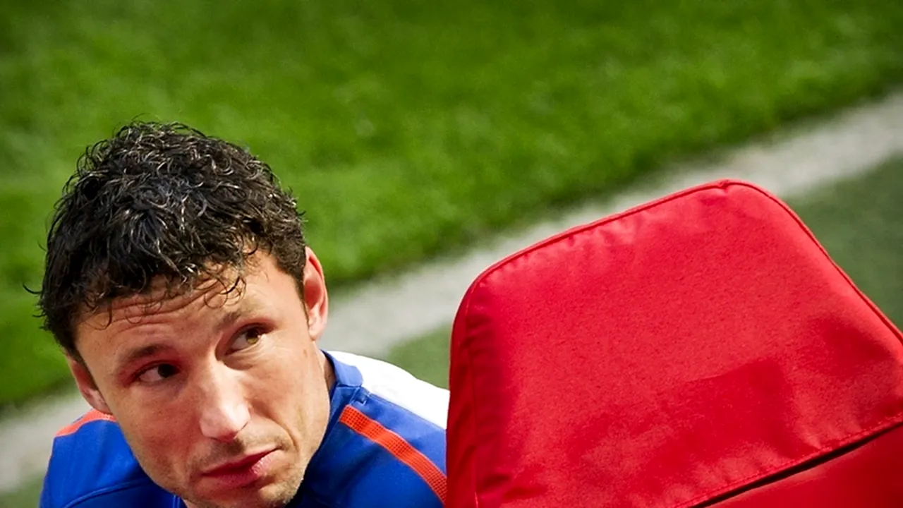 Ibra se ia de Mark van Bommel:** 