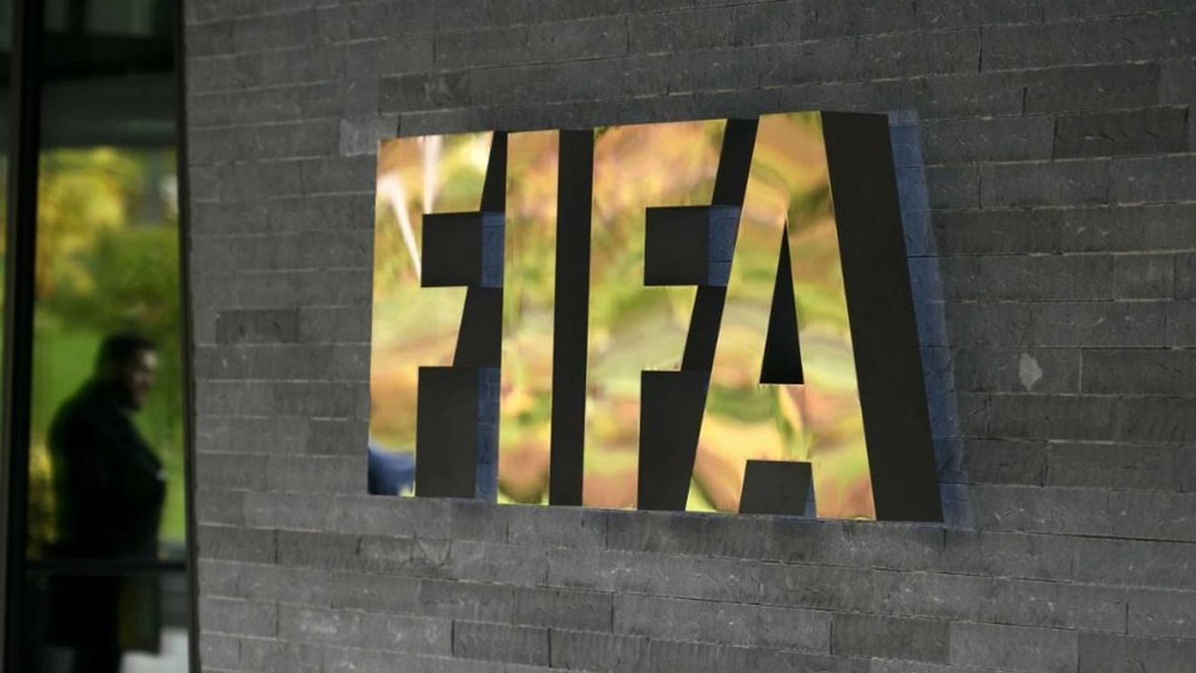 Măsură fără precedent! FIFA ar putea prelungi perioada de transferuri până în ianuarie