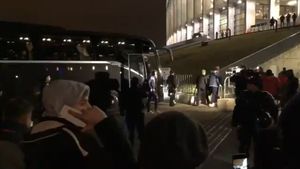 Fotbaliștii lui Lazio, huiduiți și înjurați ca la ușa cortului de fanii români! Suporterii FCSB-ului au început tirada imediat cum ușile autocarului s-au deschis. Radu Ștefan și Dinamo nu au scăpat