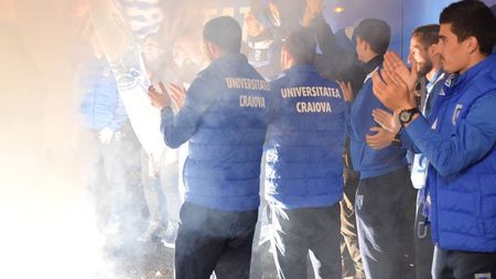 FOTO | Jucătorii Craiovei, așteptați noaptea de suporteri la întoarcerea din stagiul din Malta: "Vrem un trofeu anul acesta!"