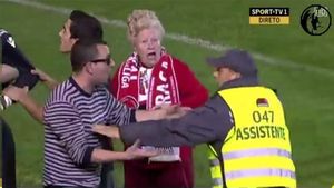 Rusescu se pregătește de o experiență unică la Braga: va fi susținut din tribune de bunicuța - ultras! VIDEO - Femeia a creat "haos" pe teren în ultima etapă :)