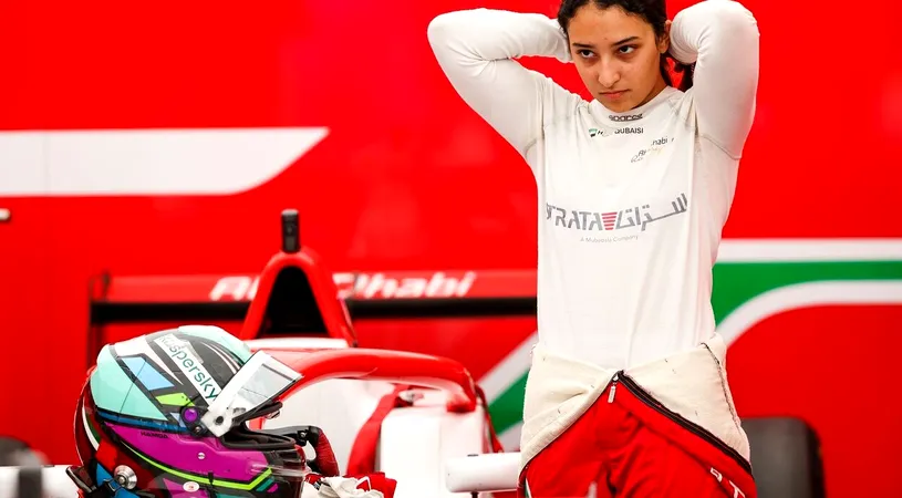 O tânără de doar 20 de ani face furori în lumea motorsportului! Povestea Hamdei Al Qubaisi, prima femeie care a urcat pe podium în F4 Italia | VIDEO