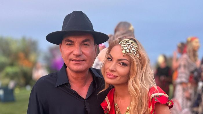 Imagini fabuloase cu Cristi Borcea și Valentina Pelinel, așa cum nu au mai fost niciodată văzuți! Milionarul, îmbrăcat ca un rom autentic, și fostul manechin internațional, cu salbă de bănuți: „Va lăsa femeile până își pierde virilitatea”