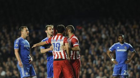 În ultimele minute ale dezastrului cu Atletico, gândurile fanilor zburau către Petrescu: "E timpul să-l punem antrenor." Reacția incredibilă a suporterilor