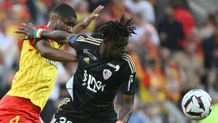 Imagine incredibilă cu fotbalistul uitat la stadion după meciul de aseară! Autocarul a plecat fără el