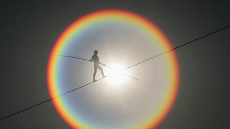 Fotografia zilei / Echilibru instabil deasupra râului Han